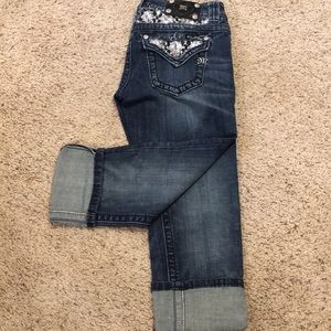 Women’s Miss Me capris.